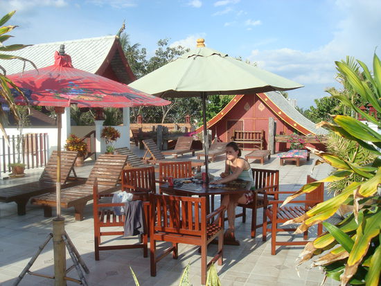 Gemuetlicher Jass auf der Dachterrasse unseres Guesthouses