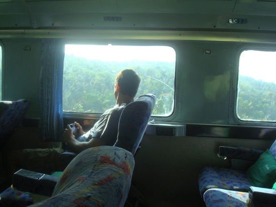 Urs bestaunt die Landschaft. Uebrigens: Die Sitze waren sehr bequem und man hatte viel Beinfreiheit.