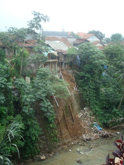 Blick von unserem Hostel in Bogor. Dies ist leider auch eine Seite von Java.