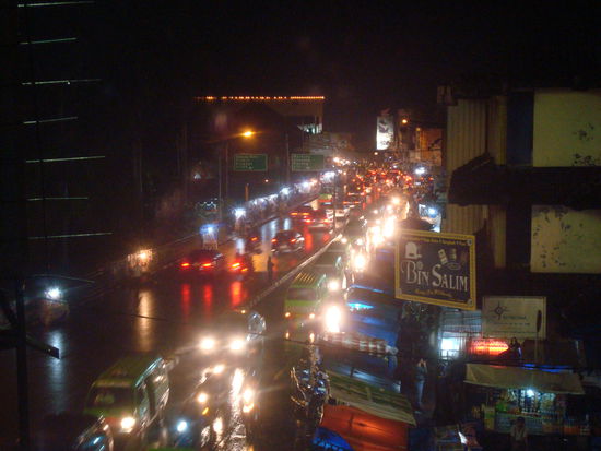 Blick auf Bogor. Es hat viel Verkehr, wie in allen Staedten auf Java.