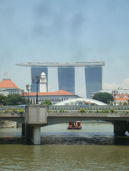 Singapur River, im Hintergrund Marina Sands. Einfach Wahnsinn, diese Gebaeude