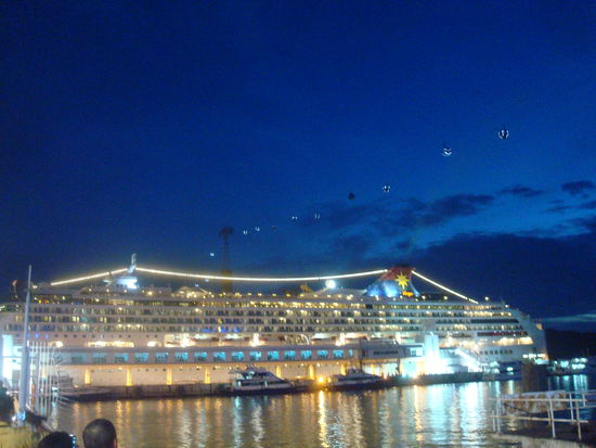 Riesenkreuzfahrtschiff. Seht ihr die Seilbahn? Diese Gondeln fahren nach Sentosa Island, eine Singapur vorgelagerte Insel
