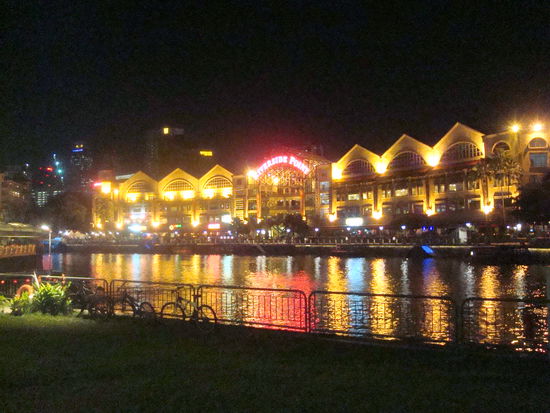 Am Singapur River kann man teuer Essen und Trinken