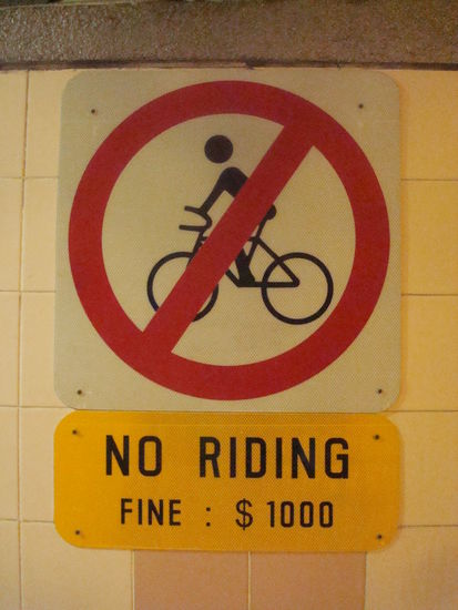 Das mit den vielen Verboten und Bussen stimmt also, ueberall haengen solche Schilder mit allen moeglichen Symbolen