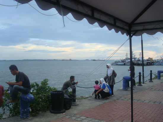 In Sandakan, an der kleinen Hafenpromenade