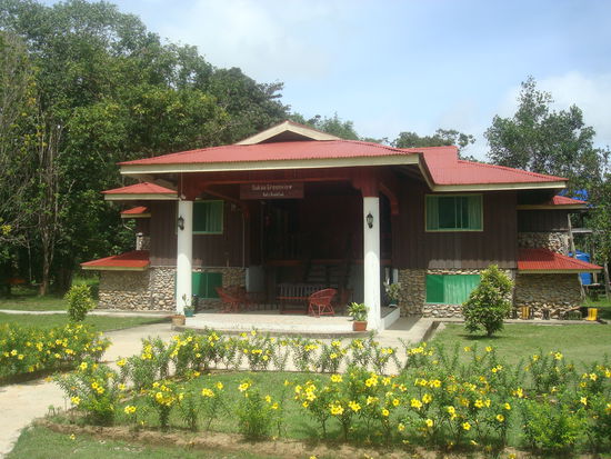 Hauptgebaeude der Sukau Greenview Lodge