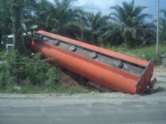 Auf dem Weg von Sandakan nach KK sehen wir diesen umgekippten Palmoeltransport. Solche, oder aehnliche, Bilder sieht man oefters.