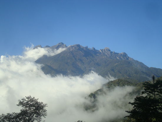 Wir halten unterwegs beim Kinabalu Nationalpark. Hier seht ihr den Mount Kinabalu, der hoechste Berg Suedostasiens (meistens in Wolken gehuellt).