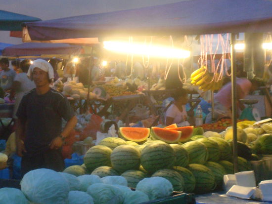 In Kota Kinabalu gibt es viele riesige Maerkte mit allem was das Herz begehrt