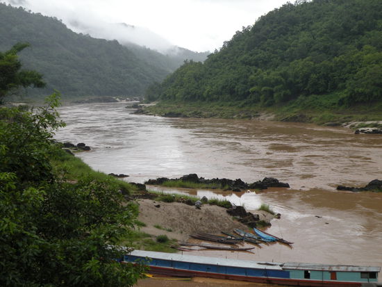 Blick auf den Mekong am Hafen von Pak Beng