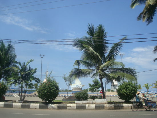 Makassar ist eine bedeutende Hafenstand. Hier am Pantai Losari an der Seepromenade treffen sich am Abend alle und ueberall werden Staende aufgebaut.