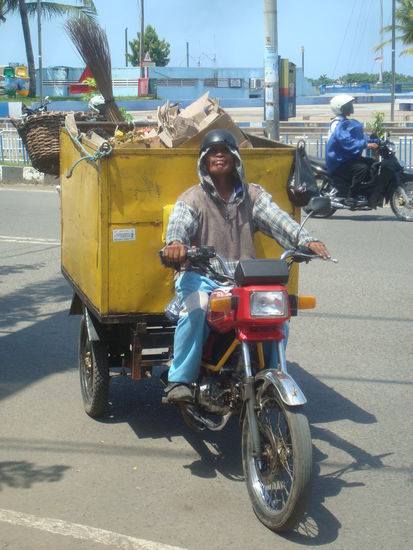 Dieser Muellmann wollte unbedingt von uns fotografiert werden und warf sich perfekt in Pose