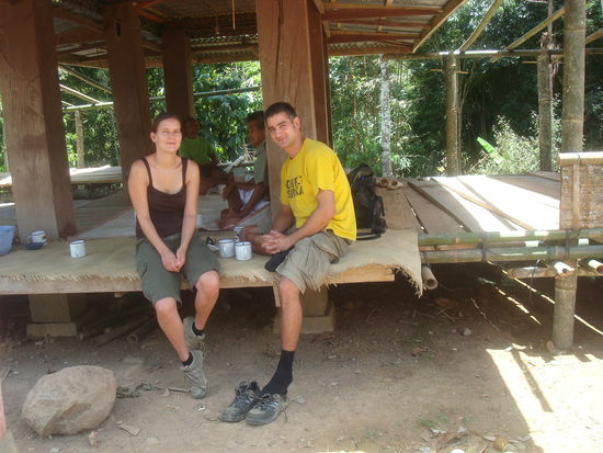 Wir machen Rast in einem kleinen (etwa 3 Haeuser) Dorf und werden sofort bewirtet. Wir muessen (duerfen, aber sie draengten uns schon ) mit der Familie essen und Palmwein trinken.