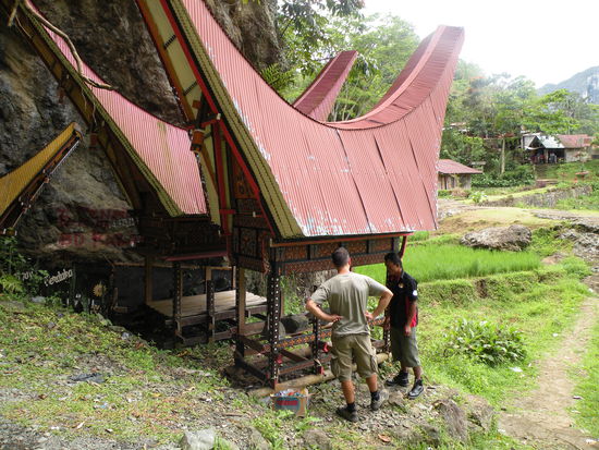 In diesen Miniaturhaeusern werden die Toten zu dem Grab getragen