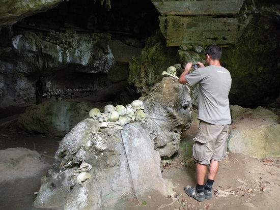 Manche Toten werden auch in Hoehlen "gelagert"