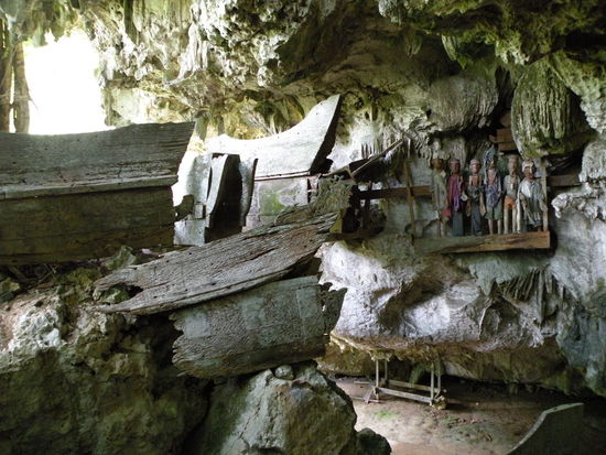 Auch in den Hoehlen gibt es Figuren von den Toten