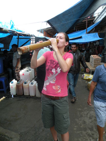 Nach dem Markt muessen wir uns mit etwas Palmwein staerken...