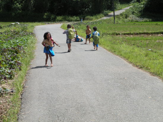 Diese Kinder sind waehrend eines Spaziergangs ca. eine halbe Stunde um uns rumgerannt und konnten sich fast nicht mehr erholen