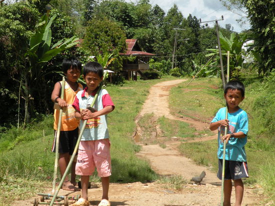 Diese Kinder haben eine Riesenfreude an ihren selbstgebastelten Bambuswaegelchen