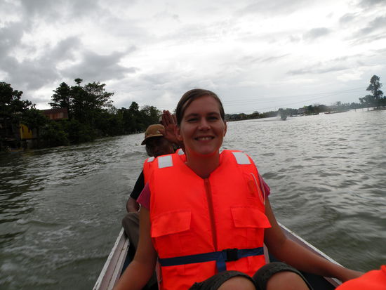 Im Boot auf dem Weg zu den schwimmenden Doerfern