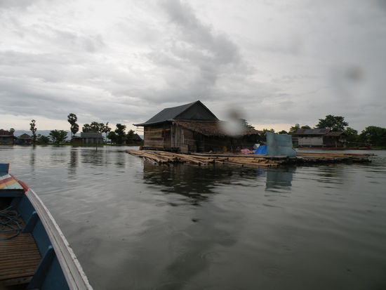 Ein auf Bambus schwimmendes Haus
