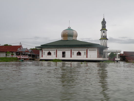 Auch die Moschee ist auf Stelzen gebaut und nur per Boot zu erreichen