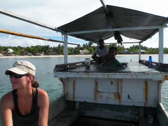 Auf dem Boot mit Captain Tomi und seinem Vater. Wir haben eine traumhafte Unterwasserwelt vorgefunden, sogar riesige Schildkroeten haben wir gesehen.