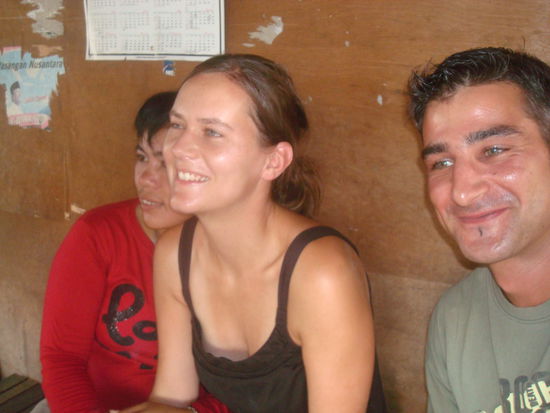 Hier ist uns die lustigste Fotostory passiert: Wir tranken einen Kaffe, als ein paar Frauen uns fragten ob sie mit uns auf ein Foto duerften. Wir sagten ja logo, da stuermten sie schon los, jede wollte neben einem von uns sitzen. Dabei haben sie an unseren Tisch gestossen, unsere Kaffees sind ausgeleert und sie mussten so lachen, dass ihnen der Mais den sie am kauen waren wieder aus dem Mund lief Danach haben wir natuerlich noch jeder mit jedem etc. Fotos gemacht