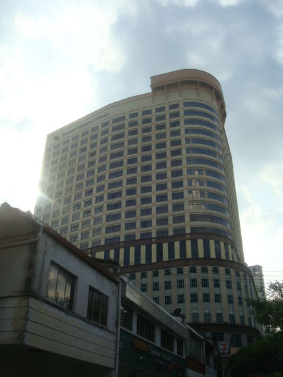 In diesem Kasten im 13. Stock haben wir uebernachtet. Eigentlich zu teuer fuer uns, aber agoda sei Dank billiger als ein Hostel in KL