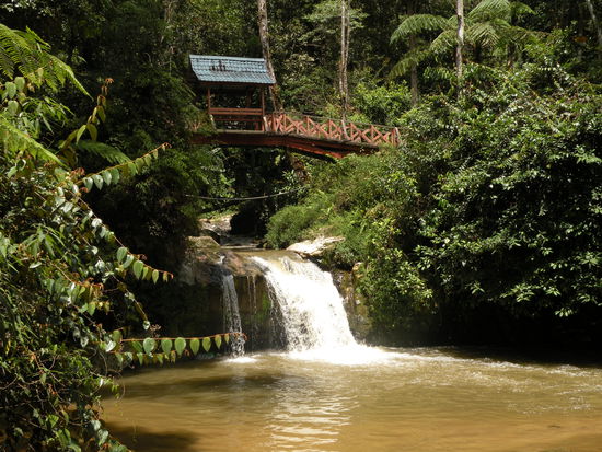 Mini Wasserfall (Das Wasser laedt leider nicht so zum baden ein, von der ganzen Landwirtschaft wird ziemlich viel Duenger reingespuelt)