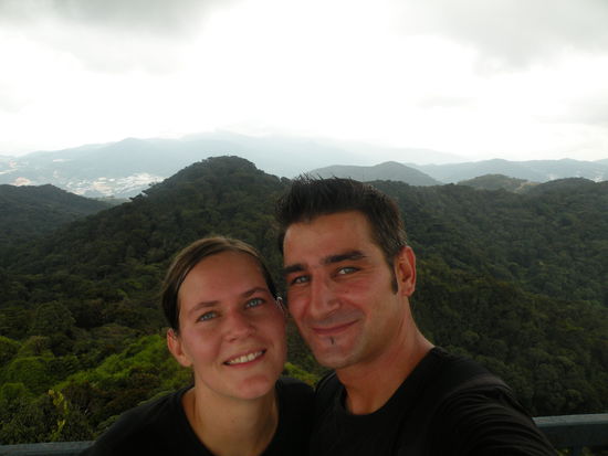 Noch etwas erschoepft vom Aufstieg, aber wir geniessen die Aussicht...