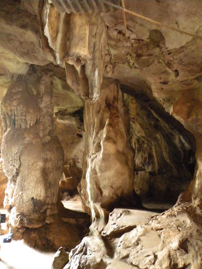 Stalaktiten und Stalagniten in der Hoehle