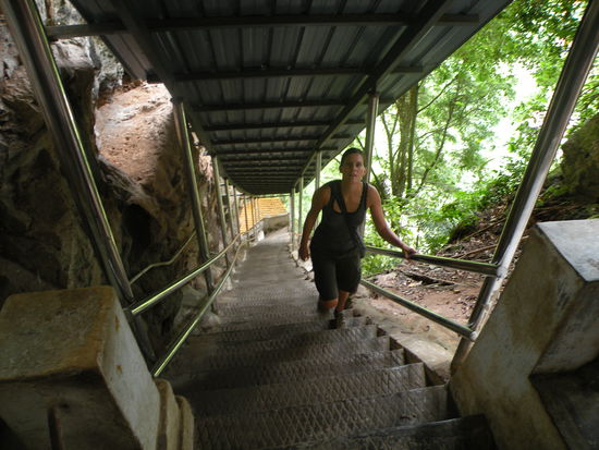 Von aussen gelangt man ueber eine steile Treppe in die "oberen Stockwerke" der riesigen Hoehle
