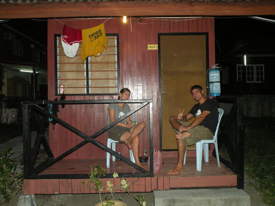 Vor unserem Bungalow. Klein und einfach, aber uns hats gereicht.