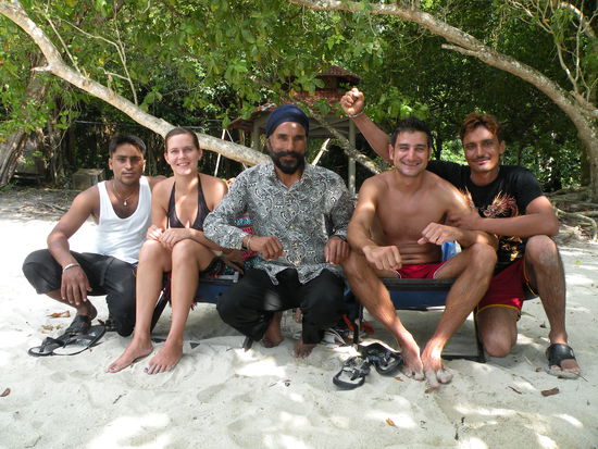 Jeweils Sonntags kommen die Touristen. Auch auf Pangkor muessen wir fuer Fotos posieren 