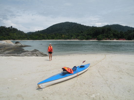 Wir mieten ein Kajak und paddeln auf eine kleine Insel