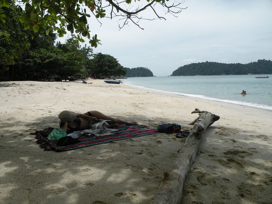 Es hat wenig Leute am Strand