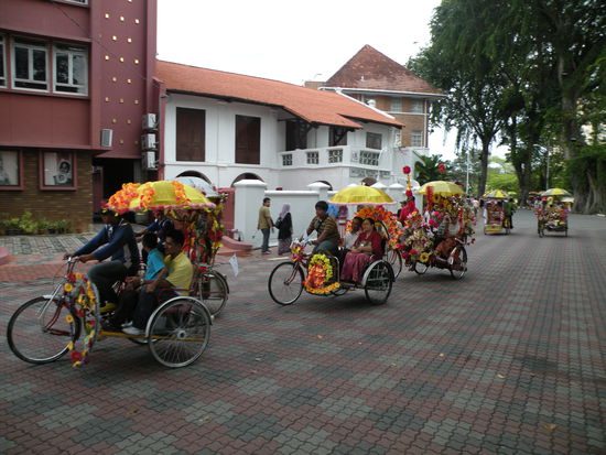 Die Rikschas sind fuer die Turis nicht nur mit Blumen geschmueckt, sondern haben meistens noch eine Riesensoundanlage mit der sie die Stadt mit den neusten malaiischen Hits beschallen 