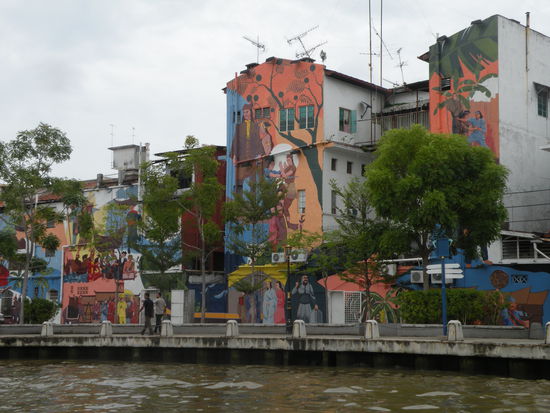 Viele Haeuserfassaden sind von Kuenstlern schoen gestaltet