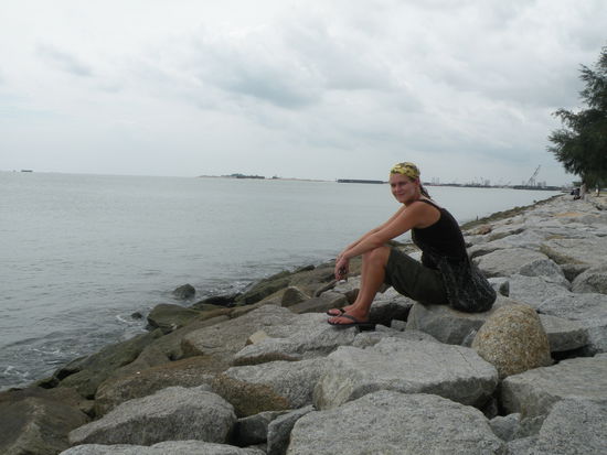 Wir quaelen uns durch die bruetende Hitze ans Meer, an der Promenade ist dann aber gar nichts los und einen Strand gibt es auch nicht