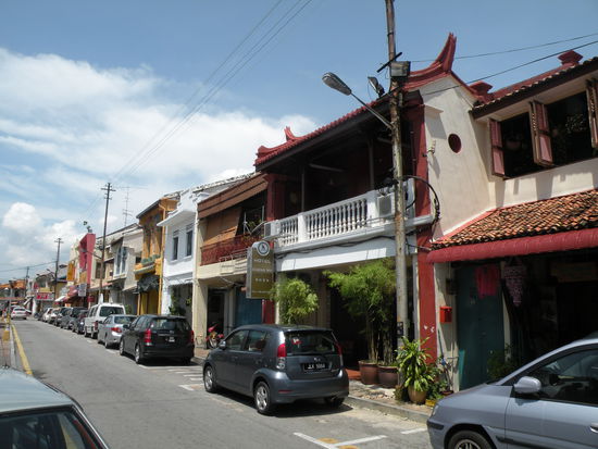 Chinatown. Das Gebaeude mit dem weissen Balkon war unser Guesthouse