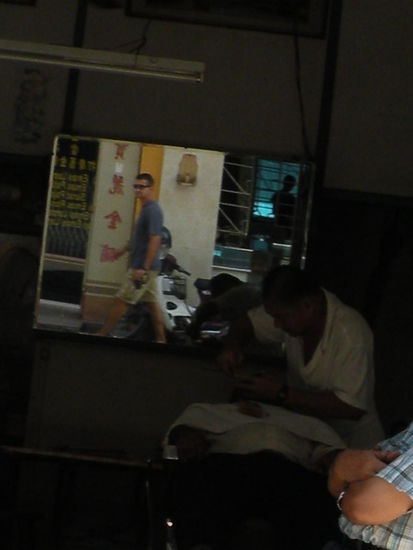 Wir finden dieses Foto Super! Seht ihr den diskreten Fotografen im Spiegel?