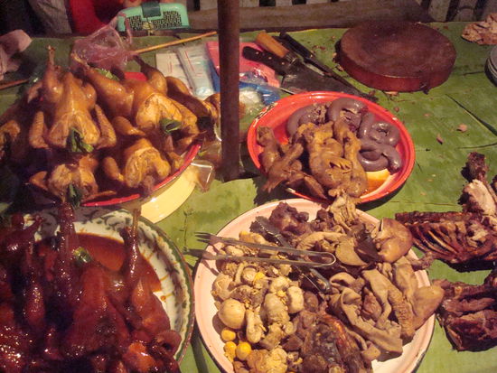 Auf dem Nachtmarkt (wo Urs wohl seine Verdauungsprobleme her hat??) Hier wird alles vom Huhn verkauft.