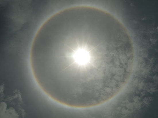 Das haben wir vorher noch nie gesehen: Regenbogen rund um die Sonne