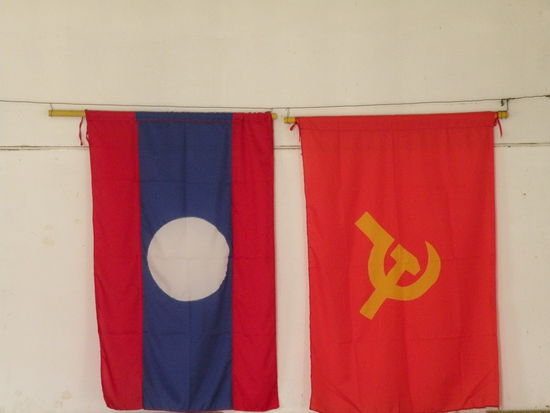 Kommunistisch, die Oeffnung gegen den Westen hat aber schon stattgefunden