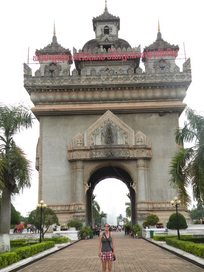 Auch die Laoten haben ihren arc de triomphe. Der Zement waere eigentlich von den Amis fuer eine Rollbahn gesponsert worden, die Laoten haben aber daraus ihr Unabhaengigkeitsdenkmal gebaut.