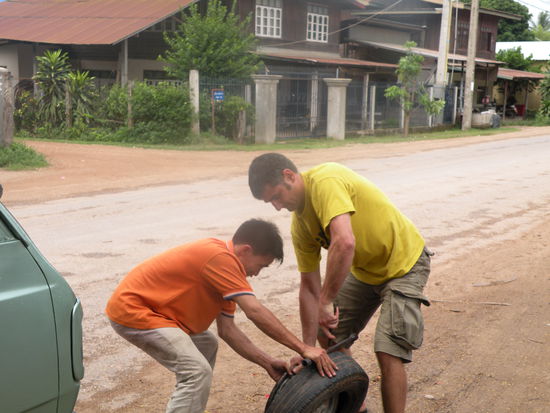 Geplatzter Reifen bei einem Tuktuk in einem kleinen Dorf, ca. eine halbe Stunde ausserhalb von Vientiane.