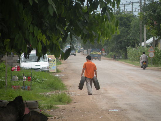 Der Fahrer trottet davon, sucht eine Werkstatt und wir warten erstmal eine Stunde.