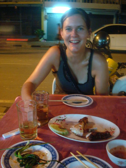 Hier kann sie noch lachen, aber in der Nacht um drei, ueber die WC-Schuessel gebeugt wars nicht mehr so lustig.