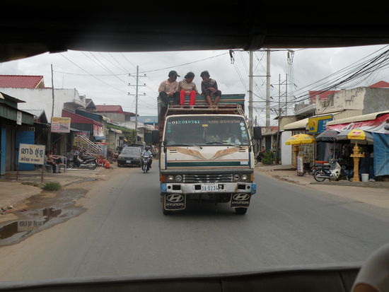 Auf jedem Lastwagen sitzen sicher noch zwei drei Personen